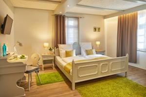 Hotel Landgraf tesisinde bir odada yatak veya yataklar