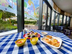 einem blauen und weißen Tisch mit Essen drauf in der Unterkunft Sanya Conifer Resort in Sanya