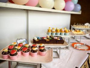 einen Tisch mit Cupcakes, Schokoladenkuchen und anderen Desserts in der Unterkunft Sanya Conifer Resort in Sanya