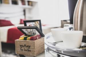 Coffee and tea making facilities at ART & BOOKS bed and breakfast