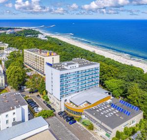 einen Blick über ein Gebäude neben dem Strand in der Unterkunft Sanatorium Uzdrowiskowe LECH in Kołobrzeg