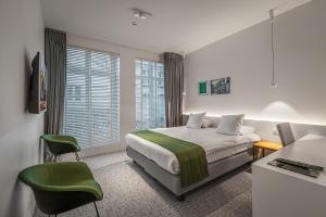 ein Hotelzimmer mit einem Bett und einem Schreibtisch in der Unterkunft Hotel Bourgoensch Hof in Brügge