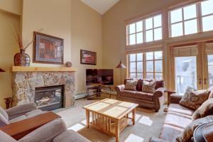 uma sala de estar com sofás e uma lareira em PP514 Passage Point condo em Copper Mountain