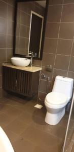 ein Bad mit einem WC und einem Waschbecken in der Unterkunft Gold Coast Rose Studio in Banting