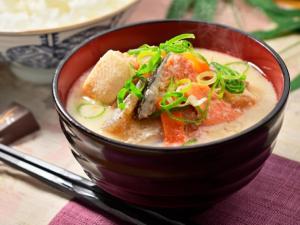 uma tigela de sopa sentada em cima de uma mesa em Hotel Wing International Hida Takayama em Takayama