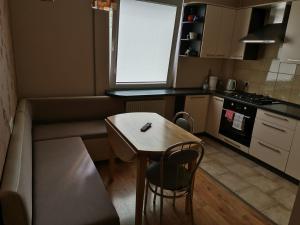 Kuchyň nebo kuchyňský kout v ubytování Sunny apartment Kėdainiai