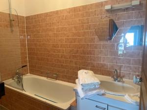 Ένα μπάνιο στο Chambres d'hôtes dans une maison de caractère +58 φωτογραφίες
