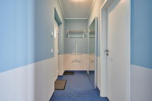 a corridor of a hospital hallway with a hallway at Laguna Seeappartements in Neukieritzsch