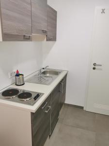 cocina blanca con fregadero y fogones en Apartment "Lyon", en Korschenbroich