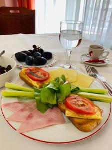een bord met vlees en groenten op tafel bij Hotel Victoria in Cluj-Napoca