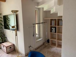 Pokój z lampą podłogową i niebieskim krzesłem w obiekcie Apartment Katalin w mieście Murau +7 zdjęć