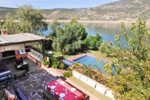 an aerial view of a house with a swimming pool at Villa sur le lac Bin el ouidane in Aït Irizane