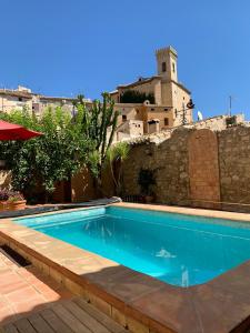 une piscine devant un bâtiment dans l'établissement Casa rural Cora de Tudmir, à Moratalla