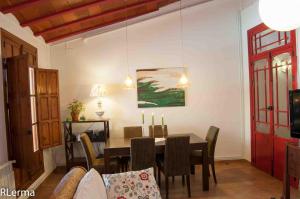 une salle à manger avec une table et des chaises dans l'établissement Casa rural Cora de Tudmir, à Moratalla