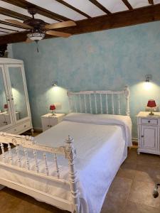 1 dormitorio con 1 cama blanca y 2 mesitas de noche en Casa rural Cora de Tudmir en Moratalla