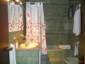 łazienka z umywalką i prysznicem w obiekcie Casa Las Lomas w mieście Prado del Rey