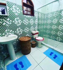 ein Bad mit einem WC, einem Waschbecken und einer Dusche in der Unterkunft Casa em arraial do cabo / Monte Alto in Arraial do Cabo