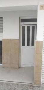 een witte garagedeur in een gebouw met dozen eromheen bij Sant Jordi Santiago in Tossa de Mar +18 foto's