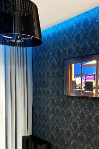 Televízia a/alebo spoločenská miestnosť v ubytovaní Luksusowy apartament z tarasem