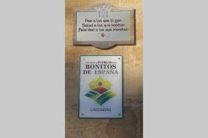 una señal para una escuela en dominós de iguana en Casa Mercedes. Laguardia (Alava), en Laguardia