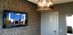 Televízia a/alebo spoločenská miestnosť v ubytovaní Luksusowy apartament z tarasem
