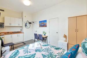 a kitchen and a bedroom with a bed and a table at Oasis Studio in City Central - Aircon and FREE WIFI in Auckland