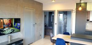 Kuchyňa alebo kuchynka v ubytovaní Luksusowy apartament z tarasem