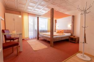 um quarto com uma cama, uma secretária e uma cadeira em Apart Solaria - Wohnungen in Au-Schoppernau em Au im Bregenzerwald