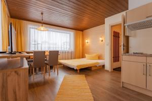 Postel nebo postele na pokoji v ubytování Apart Solaria - Wohnungen in Au-Schoppernau