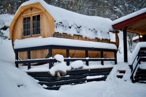 uma sauna com neve no telhado de um chalé em B&B KNARDAL SPA em Neset