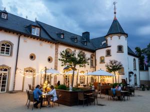 
Ein Restaurant oder anderes Speiselokal in der Unterkunft Chateau d'Urspelt 
