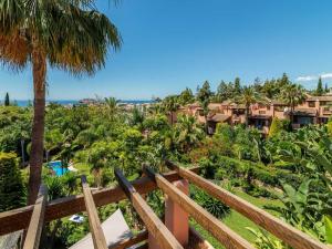 een balkon met uitzicht op het resort bij VACATION MARBELLA I El Calvario Villa, Home Cinema, Pool, Andalusian Garden in Marbella