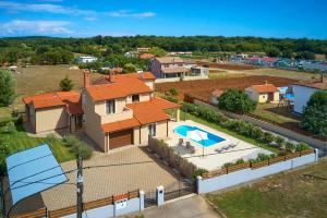 - une vue aérienne sur une maison avec une piscine dans l'établissement Villa Bartona for 8 persons with private Swimmingpool, à Pula