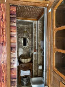 a bathroom with a sink and a mirror at Kasr-ı Canan in Halfeti