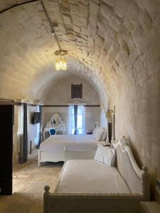 a bedroom with a bed in a stone wall at Kasr-ı Canan in Halfeti