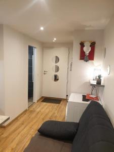 sala de estar con sofá y suelo de madera en Le 67,ski et randonnée,lave linge,sèche linge,parking, en Bernex