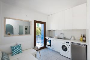 Η κουζίνα ή μικρή κουζίνα στο Olive Tree, Mykonos Town 2BRM Apartment with Pool