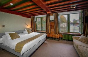 Postel nebo postele na pokoji v ubytování Hotel Bourgoensch Hof + 37 fotografií