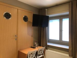 TV i/ili multimedijalni sistem u objektu Hotel Duivels Paterke Harelbeeksestraat 29, 8500 Kortrijk