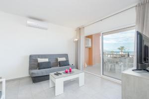 Televízia a/alebo spoločenská miestnosť v ubytovaní Apart-rent Apartment Gran reserva 0076