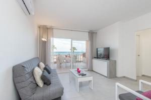 Televízia a/alebo spoločenská miestnosť v ubytovaní Apart-rent Apartment Gran reserva 0076