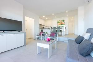 Televízia a/alebo spoločenská miestnosť v ubytovaní Apart-rent Apartment Gran reserva 0076