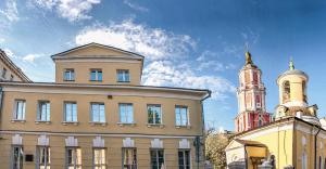 un grand bâtiment avec deux tours en haut dans l'établissement Menshicov Boutique Hotel, à Moscou