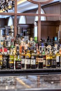 un montón de botellas de alcohol en un estante en InterContinental Porto - Palacio das Cardosas, an IHG Hotel, en Oporto