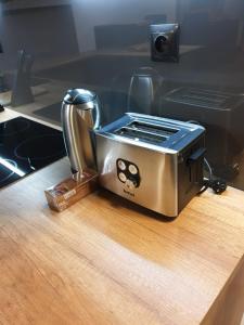 a toaster sitting on top of a kitchen counter at Apartament Skarbowa 1 in Leszno