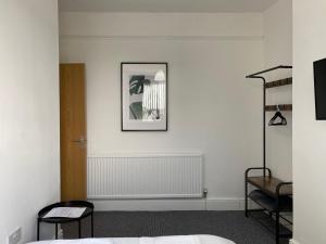 1 dormitorio con 1 cama y una foto en la pared en Be My Guest Liverpool, en Liverpool