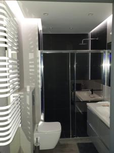 uma casa de banho com um WC e um lavatório em Apartament Skarbowa 1 em Leszno