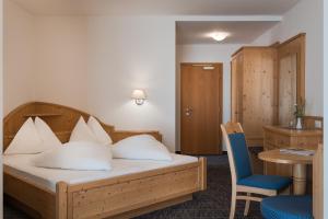 Łóżko lub łóżka w pokoju w obiekcie Park Hotel Villa Etschland
