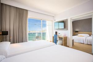 Cama ou camas em um quarto em Hotel Simbad Ibiza