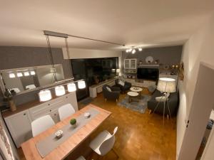 an overhead view of a living room with a table and chairs at Ferienwohnung Baumberger-Auszeit in Coesfeld